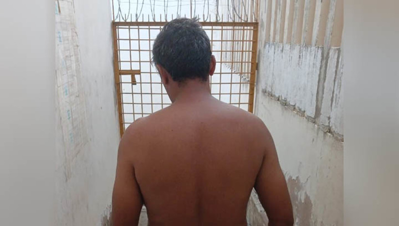 Imagem 1 - Homem é preso por descumprir medida protetiva e voltar a agredir a ex, em Mossoró. As equipes da DEAM e da DPCA de Mossoró prenderam Luciano da Silva Dantas, de 38 anos. A prisão aconteceu nesta quarta-feira (17), no Loteamento Royal Ville, no bairro Santa Júlia. Contra ele havia um mandado de prisão preventiva, não apenas por descumprir a medida protetiva que o proibia de se aproximar ou entrar em contato com a ex, mas por ter voltado a agredir a mulher. De acordo com a delegada titular das delegacias, Luana Vidal, o homem já se encontra na cadeia pública, onde ficará à disposição da justiça. Imagem 1 - Homem é preso por descumprir medida protetiva e voltar a agredir a ex, em Mossoró. As equipes da DEAM e da DPCA de Mossoró prenderam Luciano da Silva Dantas, de 38 anos. A prisão aconteceu nesta quarta-feira (17), no Loteamento Royal Ville, no bairro Santa Júlia. Contra ele havia um mandado de prisão preventiva, não apenas por descumprir a medida protetiva que o proibia de se aproximar ou entrar em contato com a ex, mas por ter voltado a agredir a mulher. De acordo com a delegada titular das delegacias, Luana Vidal, o homem já se encontra na cadeia pública, onde ficará à disposição da justiça.