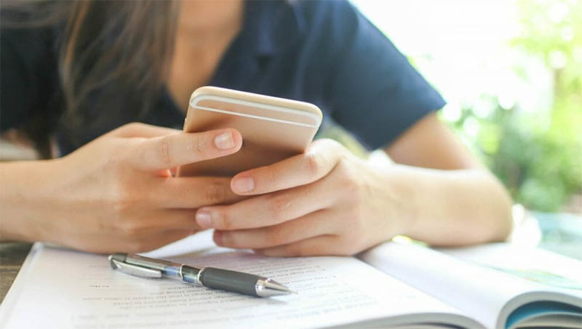 Imagem 1 -  ALRN promulga lei que proíbe uso de smartphones em salas de aula. A lei, de autoria do deputado estadual Hermano Morais (PV), foi publicada nesta quarta-feira (17), Diário Oficial Eletrônico Assembleia Legislativa. O texto promulgado veda o uso de smartphones durante o horário de aulas nos estabelecimentos de educação de ensino fundamental e médio no Estado do Rio Grande do Norte.