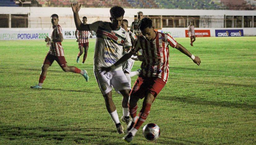 Imagem 1 - Em campo, o Potiguar jogou melhor, criando várias oportunidades que não soube converter em gols. Já o Baraúnas surpreendeu com as mudanças feitas pelo treinador Marcelino Paraíba no segundo tempo e o erro do zagueiro Paulo Ricardo, do adversário, o qual o atacante Cleiton, do Baraúnas, converteu em gol. 2 x 1 para o Leão do Oeste. Imagem 1 - Em campo, o Potiguar jogou melhor, criando várias oportunidades que não soube converter em gols. Já o Baraúnas surpreendeu com as mudanças feitas pelo treinador Marcelino Paraíba no segundo tempo e o erro do zagueiro Paulo Ricardo, do adversário, o qual o atacante Cleiton, do Baraúnas, converteu em gol. 2 x 1 para o Leão do Oeste.