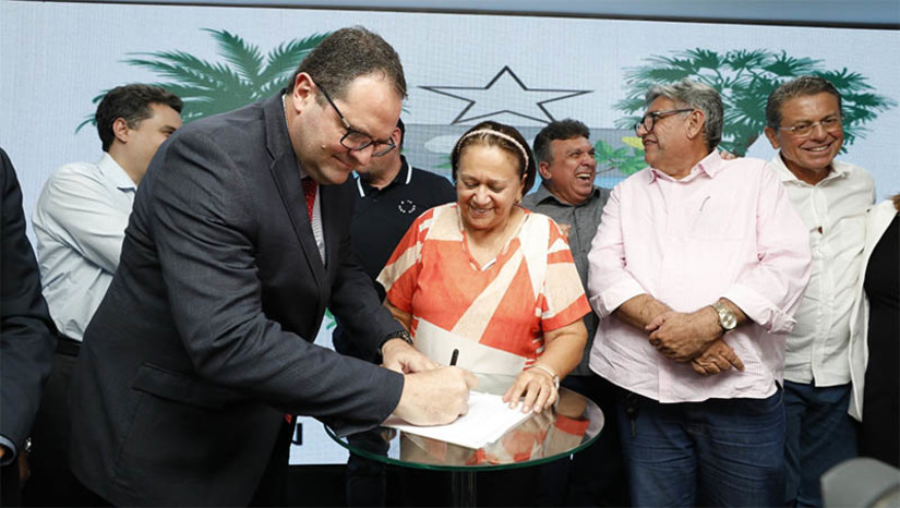 Imagem 1 - RN espera atrair R$ 3,2 bilhões para investir no setor de saneamento. Nesta quarta (17) o estado assinou contrato com o Banco Nacional de Desenvolvimento Econômico e Social (BNDES) para estudos e modelagem para uma Parceria Público-Privada (PPP) voltada para o saneamento básico em municípios potiguares. O contra é um passo significativo para o Rio Grande do Norte na busca pela universalização dos serviços de água e esgoto até 2033. Imagem 1 - RN espera atrair R$ 3,2 bilhões para investir no setor de saneamento. Nesta quarta (17) o estado assinou contrato com o Banco Nacional de Desenvolvimento Econômico e Social (BNDES) para estudos e modelagem para uma Parceria Público-Privada (PPP) voltada para o saneamento básico em municípios potiguares. O contra é um passo significativo para o Rio Grande do Norte na busca pela universalização dos serviços de água e esgoto até 2033.