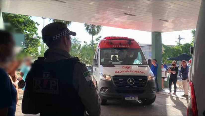 Imagem 1 - Dois jovens são baleados em comemoração da vitória do Baraúnas, em Mossoró. O crime aconteceu na tarde desta quinta-feira (18). José Vanzeir Robson Sobrinho, de 25 anos, e outro jovem identificado com Victor, de 20 anos, estavam em uma residência, na Rua Herondina Cavalcante, no Dom Jaime câmara, juntamente com outros colegas, comemorando a vitória do Baraúnas sob o Potiguar, ocorrida na noite de ontem (17). Segundo informações da PM, quatro suspeitos chegaram ao local em um carro, já atirando em direção aos presentes. Os dois jovens foram socorridos para o HRTM. O estado de saúde deles é delicado. Imagem 1 - Dois jovens são baleados em comemoração da vitória do Baraúnas, em Mossoró. O crime aconteceu na tarde desta quinta-feira (18). José Vanzeir Robson Sobrinho, de 25 anos, e outro jovem identificado com Victor, de 20 anos, estavam em uma residência, na Rua Herondina Cavalcante, no Dom Jaime câmara, juntamente com outros colegas, comemorando a vitória do Baraúnas sob o Potiguar, ocorrida na noite de ontem (17). Segundo informações da PM, quatro suspeitos chegaram ao local em um carro, já atirando em direção aos presentes. Os dois jovens foram socorridos para o HRTM. O estado de saúde deles é delicado.