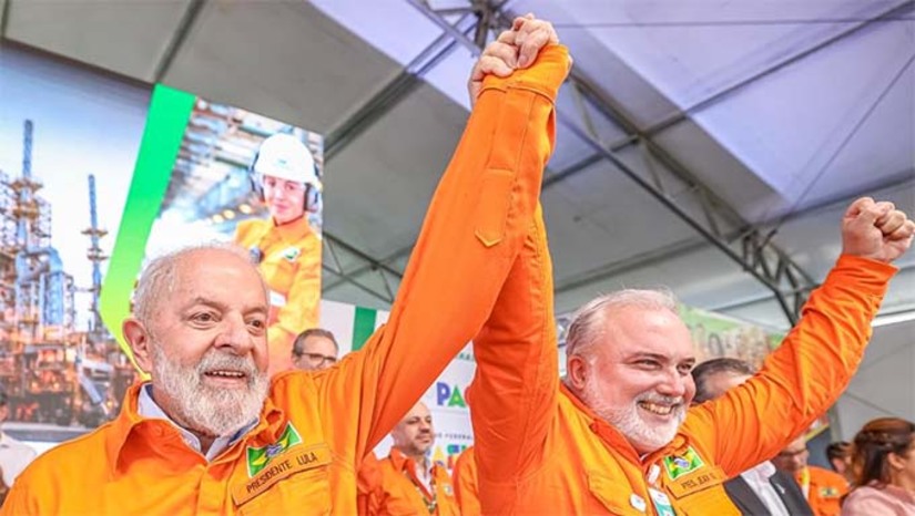 Imagem 1 - Em cerimônia nesta quinta-feira (18/01), na Refinaria Abreu e Lima (RNEST), em Ipojuca (PE), o presidente da República, Luiz Inácio Lula da Silva, e o presidente da Petrobras, Jean Paul Prates, celebraram a retomada de investimentos na mais moderna refinaria. Nos próximos cinco anos, a Petrobras vai investir US$ 17 bilhões (R$ 84 bilhões) em projetos de refino, transporte e comercialização em diversas unidades do Brasil para ampliar sua capacidade de produção de diesel e aumentar gradualmente a oferta de produtos para mercado de baixo carbono. A obra na RNEST, que estará pronta em 2028 e gerará 30 mil empregos diretos e indiretos, ampliará a capacidade da refinaria pernambucana em processamento de petróleo de 100 mil para 260 mil barris por dia. Imagem 1 - Em cerimônia nesta quinta-feira (18/01), na Refinaria Abreu e Lima (RNEST), em Ipojuca (PE), o presidente da República, Luiz Inácio Lula da Silva, e o presidente da Petrobras, Jean Paul Prates, celebraram a retomada de investimentos na mais moderna refinaria. Nos próximos cinco anos, a Petrobras vai investir US$ 17 bilhões (R$ 84 bilhões) em projetos de refino, transporte e comercialização em diversas unidades do Brasil para ampliar sua capacidade de produção de diesel e aumentar gradualmente a oferta de produtos para mercado de baixo carbono. A obra na RNEST, que estará pronta em 2028 e gerará 30 mil empregos diretos e indiretos, ampliará a capacidade da refinaria pernambucana em processamento de petróleo de 100 mil para 260 mil barris por dia.