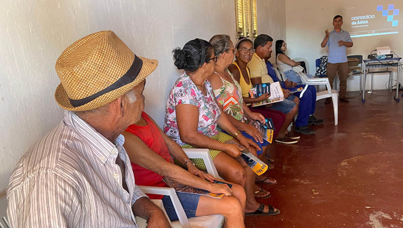 Imagem 1 -  Reunião na Vila Acre aborda desperdício de água e investimentos em infraestrutura. A reunião aconteceu nesta quinta (18), na associação dos moradores. Na ocasião, os presentes receberam  informações cruciais das secretarias de Recursos Hídricos, Meio Ambiente e Infraestrutura, para evitar o desperdício de água. Destacou-se, ainda, o privilégio da vila com abastecimento regular de água via poço, e um Posto de Saúde que se assemelha a uma mini Unidade Básica de Saúde.