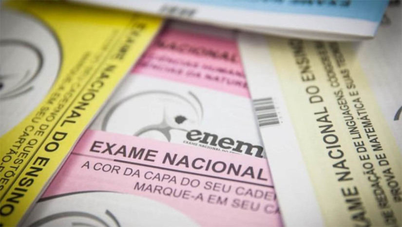 Imagem 1 - Inep aponta que 6 em cada 10 participantes do Enem podem conseguir vaga em universidades. Uma análise inédita do Inep, autarquia do MEC responsável pelo exame, mostrou que esse total de participantes do Enem 2023 teria condições de cursar o ensino superior mesmo com uma nota abaixo da média nacional. O MEC simulou as possibilidades para mostrar à população que não é preciso ter um desempenho excepcional no exame para concorrer aos processos seletivos baseados nas notas do Enem. “Todos os jovens brasileiros têm condições de usar o Enem para acessar a educação superior brasileira”, defendeu o Ministro da Educação, Camilo Santana. Imagem 1 - Inep aponta que 6 em cada 10 participantes do Enem podem conseguir vaga em universidades. Uma análise inédita do Inep, autarquia do MEC responsável pelo exame, mostrou que esse total de participantes do Enem 2023 teria condições de cursar o ensino superior mesmo com uma nota abaixo da média nacional. O MEC simulou as possibilidades para mostrar à população que não é preciso ter um desempenho excepcional no exame para concorrer aos processos seletivos baseados nas notas do Enem. “Todos os jovens brasileiros têm condições de usar o Enem para acessar a educação superior brasileira”, defendeu o Ministro da Educação, Camilo Santana.