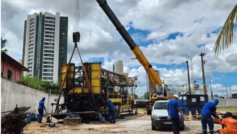 Imagem 1 - O equipamento que abastece os bairros: Aeroporto I e II, parte de Nova Betânia e Bela Vista, apresentou problemas em dezembro e até então estava em manutenção. Após o serviço realizado por uma empresa terceirizada da Bahia, com o auxílio da 3R Petroleum, o poço-6, que produzia 180 metros cúbicos de água por hora, passou a produzir apenas 60 metros cúbicos de água, o que não atende as necessidades da região. Segundo a Caern, um novo poço será perfurado ao lado do poço-6, no mesmo terreno com investimento de R$ 7,5 milhões, devendo começar a operar em três meses. Imagem 1 - O equipamento que abastece os bairros: Aeroporto I e II, parte de Nova Betânia e Bela Vista, apresentou problemas em dezembro e até então estava em manutenção. Após o serviço realizado por uma empresa terceirizada da Bahia, com o auxílio da 3R Petroleum, o poço-6, que produzia 180 metros cúbicos de água por hora, passou a produzir apenas 60 metros cúbicos de água, o que não atende as necessidades da região. Segundo a Caern, um novo poço será perfurado ao lado do poço-6, no mesmo terreno com investimento de R$ 7,5 milhões, devendo começar a operar em três meses.