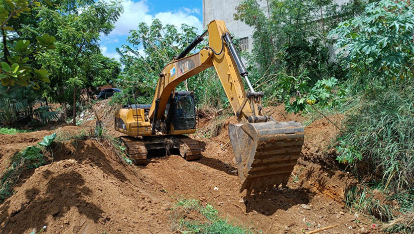 Imagem 1 - Prevenção: canal dos Três Vinténs passa por serviço de limpeza. A ação faz parte do programa "Mossoró Limpa". De acordo com a Secretaria Municipal de Urbanismo, Meio Ambiente e Serviços Urbanos (SEMURB), essa ação é essencial para preparar a cidade para o período de chuvas, visando evitar alagamentos e garantir a segurança e o bem-estar da população. Imagem 1 - Prevenção: canal dos Três Vinténs passa por serviço de limpeza. A ação faz parte do programa "Mossoró Limpa". De acordo com a Secretaria Municipal de Urbanismo, Meio Ambiente e Serviços Urbanos (SEMURB), essa ação é essencial para preparar a cidade para o período de chuvas, visando evitar alagamentos e garantir a segurança e o bem-estar da população.