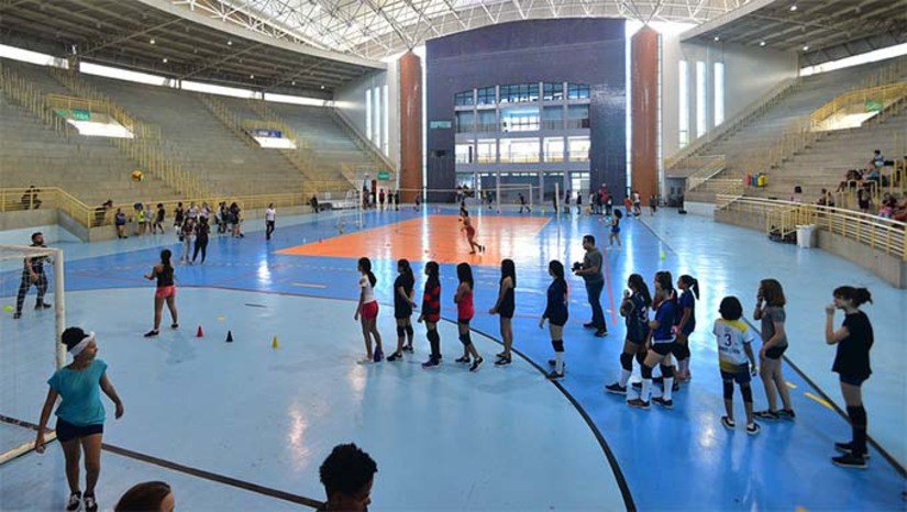 Imagem 1 -  Serão disponibilizadas aulas de futsal, vôlei, handebol, basquete, karatê-do tradicional e jiu jítsu para crianças e adolescentes de ambos os gêneros. O projeto tem como principal objetivo a iniciação esportiva em caráter social, prioritariamente para estudantes de escolas públicas. As inscrições podem ser realizadas na Secretaria de Esporte e Juventude, localizada no Ginásio Pedro Ciarlini, das 8h às 12h e das 13h às 17h. Para se inscrever, é necessário apresentar documentação original (CPF) e uma foto 3x4. A previsão do início das aulas é dia 26 de fevereiro. 