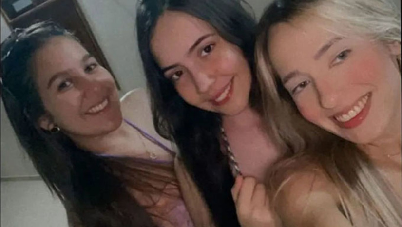 Imagem 1 - Letícia Hellen, de 20 anos, cursava medicina em Arco Verde, no Pernambuco, e estava em São Miguel passando férias na casa da família. Maria Vitória, também de 20 anos, cursa pisologia. É prima de Hellen. Lowrrana Cássia estava fazendo curso prepartório para também ingressar no ensino superior. O sepultamento está previsto para acontecer no final da tarde desta segunda-feira, 22, em São Miguel. Imagem 1 - Letícia Hellen, de 20 anos, cursava medicina em Arco Verde, no Pernambuco, e estava em São Miguel passando férias na casa da família. Maria Vitória, também de 20 anos, cursa pisologia. É prima de Hellen. Lowrrana Cássia estava fazendo curso prepartório para também ingressar no ensino superior. O sepultamento está previsto para acontecer no final da tarde desta segunda-feira, 22, em São Miguel.