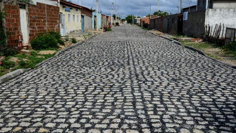 Imagem 1 -   O calçamento da rua Professora Maria Amélia, no conjunto Antônio do Rosário (Conjunto Novo), zona Leste, está em fase de conclusão. “O investimento é de R$ 5,5 milhões. Num total de 16 ruas calçadas, 12 já foram concluídas e entregues, duas iniciadas, a segunda delas é a que a gente está hoje, e mais duas a iniciar”, detalhou Josenildo Gomes, diretor executivo de Obras Viárias da Secretaria Municipal de Infraestrutura (SEINFRA).