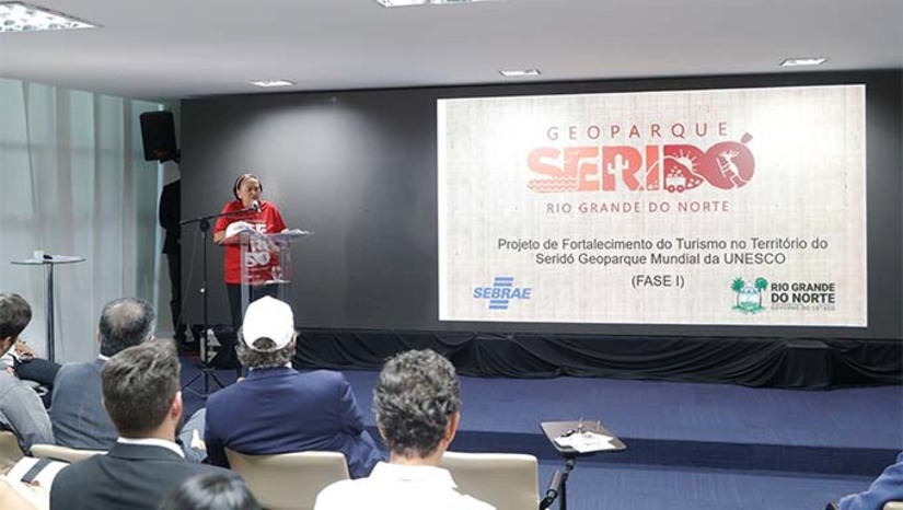Imagem 1 -  O projeto de 20 quilômetros — conectando os municípios de São Tomé e Cerro Corá — prevê o impulsionamento do turismo e melhoria no acesso ao Geoparque Seridó.  Segundo a governadora, o projeto tem importância estratégica econômica, pois vai facilitar o escoamento da produção registrada no Seridó potiguar, assim como fomentar o turismo e possibilitar a expansão da produção de energia a partir de matriz eólica.