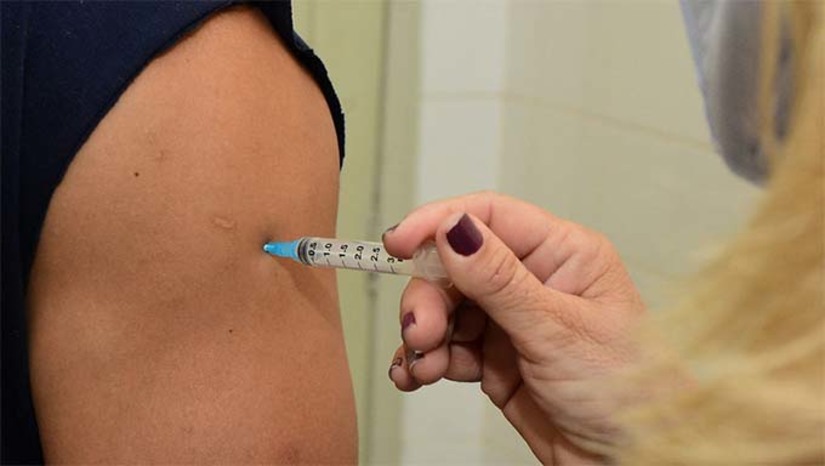 Imagem 1 -  O “Dia D” de vacinação, reforça a importância da população se imunizar, mantendo atualizado o cartão de vacinas. As vacinas serão disponibilizadas nos seguintes locais: UBS Maria Soares da Costa, no bairro Alto de São Manoel (8h às 16h); UBS Dr. Chico Costa, no bairro Santo Antônio (8h às 16h); Partage Shopping (10h às 18h).