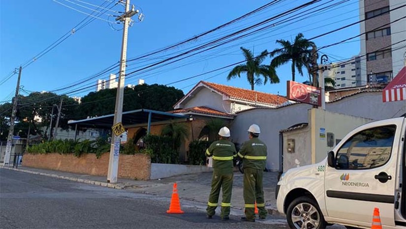 Imagem 1 -  Foram vistoriados postes, transformadores e altura dos cabos nas avenidas que se transformam nos principais endereços da folia em Natal, Parnamirim, Caicó, Tibau e Macau. O objetivo principal da inspeção é reforçar a segurança dos foliões e dos moradores do local, além de garantir a qualidade do fornecimento de energia para a festa.