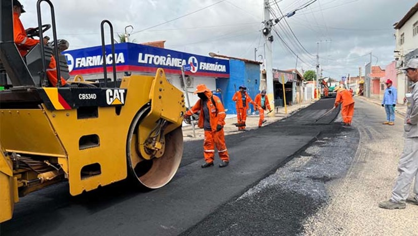Imagem 1 -  Utilizando do asfalto concreto betuminoso usinado a quente (CBUQ), o trabalho vem para proporcionar mais segurança no trânsito, pelas ruas: 22 de Dezembro, Luiz Benedito, José Ferreira de Souza e na rua da Arabaiana. Esta ação se integra ao Programa Avança Tibau (PAT), prometendo melhorar a mobilidade urbana e garantir maior duração das vias, com previsão de conclusão até o Carnaval, conforme anunciado pela Secretária de Obras do município.