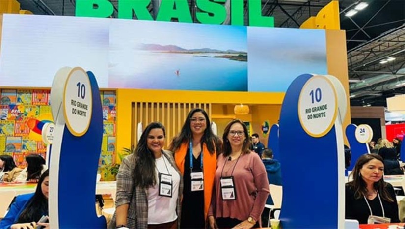 Imagem 1 - Considerada uma das mais importantes feiras de turismo do mundo, a FITUR em Madri, na Espanha, reúne representantes de mais de 100 países, visitantes em busca de conhecer o melhor de cada destino. Os destinos turísticos do Rio Grande do Norte vêm ganhando destaque entre os visitantes que elegeram a cidade de Natal como o lugar mais procurado no turismo de natureza, além de Pipa em primeiro lugar na busca de casais para a lua de mel. Pela primeira vez, representantes do Seridó Geoparque Mundial da UNESCO, participam do evento, reforçando a interiorização do turismo Potiguar. Imagem 1 - Considerada uma das mais importantes feiras de turismo do mundo, a FITUR em Madri, na Espanha, reúne representantes de mais de 100 países, visitantes em busca de conhecer o melhor de cada destino. Os destinos turísticos do Rio Grande do Norte vêm ganhando destaque entre os visitantes que elegeram a cidade de Natal como o lugar mais procurado no turismo de natureza, além de Pipa em primeiro lugar na busca de casais para a lua de mel. Pela primeira vez, representantes do Seridó Geoparque Mundial da UNESCO, participam do evento, reforçando a interiorização do turismo Potiguar.