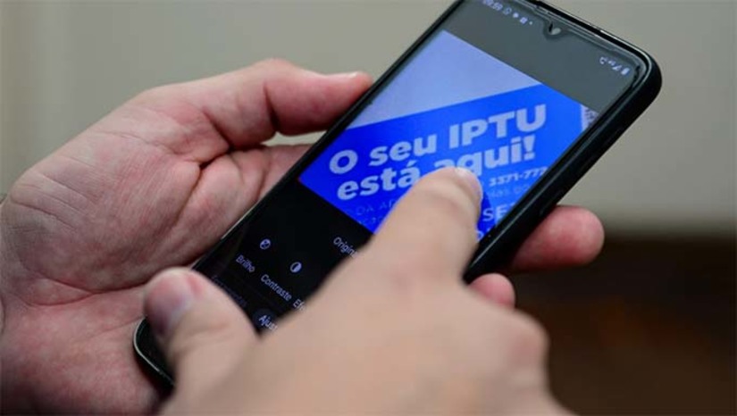 Imagem 1 - Para acessar o boleto, o contribuinte deve acessar o site: contribuinte.mossoro.rn.gov.br, clicar no menu IPTU e informar o número do sequencial do imóvel ou inscrição imobiliária. “Você (contribuinte) pode pedir o seu IPTU sem sair de casa. O contribuinte pode acessar o Portal do Contribuinte clicando no meu IPTU ano 2024, informar o sequencial do imóvel, que é o número do cadastro do imóvel aqui na Secretaria da Fazenda”, explicou o titular da Sefaz, Edilson Júnior. Caso não disponha no momento destas informações, o contribuinte poderá entrar em contato com o WhatsApp da Secretaria da Fazenda (9 8827 4890) ou se deslocar à sede da Sefaz. Imagem 1 - Para acessar o boleto, o contribuinte deve acessar o site: contribuinte.mossoro.rn.gov.br, clicar no menu IPTU e informar o número do sequencial do imóvel ou inscrição imobiliária. “Você (contribuinte) pode pedir o seu IPTU sem sair de casa. O contribuinte pode acessar o Portal do Contribuinte clicando no meu IPTU ano 2024, informar o sequencial do imóvel, que é o número do cadastro do imóvel aqui na Secretaria da Fazenda”, explicou o titular da Sefaz, Edilson Júnior. Caso não disponha no momento destas informações, o contribuinte poderá entrar em contato com o WhatsApp da Secretaria da Fazenda (9 8827 4890) ou se deslocar à sede da Sefaz.
