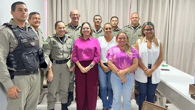 Imagem 1 - a prefeita Cinthia Sonale se reuniu com o Comandante Geral da Polícia Militar do RN, o Coronel Alarico Azevedo. Na oportunidade, a gestora reafirmou a parceria com o Governo do Estado e a corporação no sentido de garantir a segurança no município durante o período carnavalesco. “Colocamo-nos à disposição para oferecer todo o suporte logístico e de alimentação para os policiais que atuarão ao longo dos 7 dias de festa na nossa cidade”, declarou a Chefe do Executivo grossense. Imagem 1 - a prefeita Cinthia Sonale se reuniu com o Comandante Geral da Polícia Militar do RN, o Coronel Alarico Azevedo. Na oportunidade, a gestora reafirmou a parceria com o Governo do Estado e a corporação no sentido de garantir a segurança no município durante o período carnavalesco. “Colocamo-nos à disposição para oferecer todo o suporte logístico e de alimentação para os policiais que atuarão ao longo dos 7 dias de festa na nossa cidade”, declarou a Chefe do Executivo grossense.