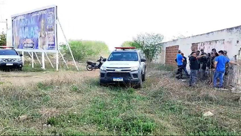Imagem 1 -  Vítima já se encontrava em estado de decomposição e os peritos do ITEP, ao remover o corpo, observaram que haviam pelo menos quatro perfurações na região do tórax compatíveis com tiros. O corpo foi removido para mais exames e identificação oficial no ITEP. O caso será investigado pela Delegacia de Homicídios e Proteção à Pessoa de Mossoró-RN.