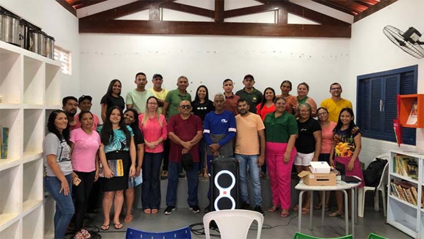 Imagem 1 - Secretarias de Recursos Hídricos, Infraestrutura e Meio Ambiente, estiveram na Vila Piauí, na Serra do Mel, para discutir melhorias no abastecimento de água e promover conscientização sobre questões ambientais Durante a reunião, representantes da secretarias dialogaram com os moradores sobre estratégias para aprimorar o fornecimento de água na região, enfatizando a importância do uso consciente desse recurso essencial. Ao mesmo tempo, a Secretaria de Meio Ambiente abordou questões relacionadas às queimadas e à correta disposição do lixo, visando preservar o ambiente local. Imagem 1 - Secretarias de Recursos Hídricos, Infraestrutura e Meio Ambiente, estiveram na Vila Piauí, na Serra do Mel, para discutir melhorias no abastecimento de água e promover conscientização sobre questões ambientais Durante a reunião, representantes da secretarias dialogaram com os moradores sobre estratégias para aprimorar o fornecimento de água na região, enfatizando a importância do uso consciente desse recurso essencial. Ao mesmo tempo, a Secretaria de Meio Ambiente abordou questões relacionadas às queimadas e à correta disposição do lixo, visando preservar o ambiente local.