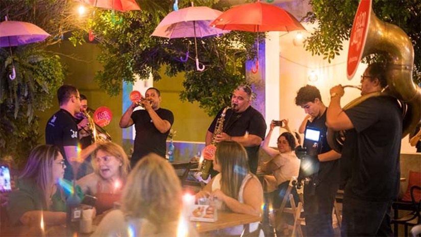 Imagem 1 - O festival proporcionará uma experiência sensorial única, destacando o jazz brasileiro, a cadência nordestina e a alta gastronomia do país. Inspirado no legado de Luís da Câmara Cascudo, renomado folclorista e autor de "História da Alimentação no Brasil", o evento homenageará as raízes indígenas, africanas e europeias presentes na culinária brasileira. Em Mossoró o evento acontece de 29 de fevereiro a 9 de março transformando a cidade em um palco gastronômico e musical. Imagem 1 - O festival proporcionará uma experiência sensorial única, destacando o jazz brasileiro, a cadência nordestina e a alta gastronomia do país. Inspirado no legado de Luís da Câmara Cascudo, renomado folclorista e autor de "História da Alimentação no Brasil", o evento homenageará as raízes indígenas, africanas e europeias presentes na culinária brasileira. Em Mossoró o evento acontece de 29 de fevereiro a 9 de março transformando a cidade em um palco gastronômico e musical.