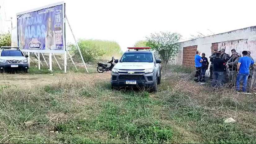 Imagem 1 - O corpo havia sido encontrado na manhã desta quinta-feira, dia 25, por um taxista. A PM foi avisada e também a Policia Civil e o ITEP. Removio para o ITEP, o corpo restou identificado oficialmente pela família, que veio de Fortaleza. Imagem 1 - O corpo havia sido encontrado na manhã desta quinta-feira, dia 25, por um taxista. A PM foi avisada e também a Policia Civil e o ITEP. Removio para o ITEP, o corpo restou identificado oficialmente pela família, que veio de Fortaleza.