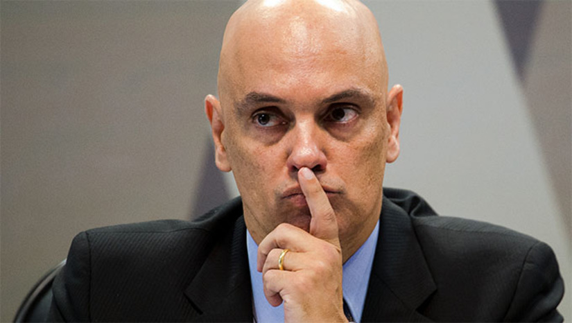 Imagem 1 - Segundo a PF, a organização criminosa era dividida em núcleos distintos formados, principalmente, por policiais federais com atuação na Abin. Ramagem, conforme a apuração, integra núcleo “Alta Gestão” e detinha o poder de direcionamento das condutas dos demais. Sob sua direção, os policiais teriam, inclusive, tentado beneficiar Renan Bolsonaro, em investigação a que responde por tráfico de influência, e o senador Flávio Bolsonaro, com a confecção de relatórios para subsidiar sua defesa no caso das “rachadinhas”. Flávio e Renan negam ter se beneficiado com a atuação da ABIN paralela. Marcelo Camargo/Agência Brasil Imagem 1 - Segundo a PF, a organização criminosa era dividida em núcleos distintos formados, principalmente, por policiais federais com atuação na Abin. Ramagem, conforme a apuração, integra núcleo “Alta Gestão” e detinha o poder de direcionamento das condutas dos demais. Sob sua direção, os policiais teriam, inclusive, tentado beneficiar Renan Bolsonaro, em investigação a que responde por tráfico de influência, e o senador Flávio Bolsonaro, com a confecção de relatórios para subsidiar sua defesa no caso das “rachadinhas”. Flávio e Renan negam ter se beneficiado com a atuação da ABIN paralela. Marcelo Camargo/Agência Brasil