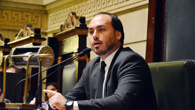 Imagem 1 -  Agentes da PF investigam o vereador Carlos Bolsonaro como suspeito de ter criado uma "abin paralela", em Brasília, em parceria com o então delegado federal Alexandre Ramagem, que atualmente ocupa o posto de deputado federal, para espionar ministros do STF, promotores de justiça, governadores, jornalistas, entre outras autoridades, durante a gestão do ex-presidente Jair Messias Bolsonaro.