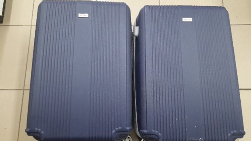 Imagem 1 -  O suspeito, que não teve o nome divulgado pela Polícia Federal, que é natural do Rio de Janeiro, contou que foi contratado em São Paulo um nigeriano por R$ 10 mil reais para levar as malas com drogas do Aeroporto Aluízio Alves, em Natal, para Luanda, capital de Angola. Ficou preso à disposição da Justiça.
