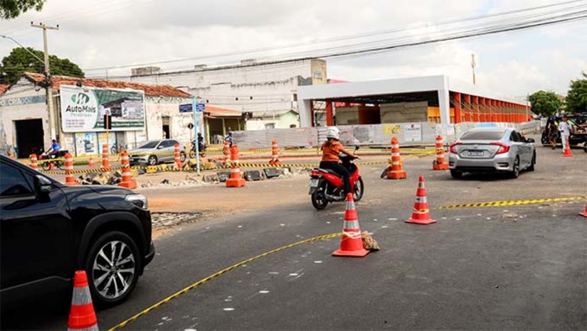 Imagem 1 - As atividades de readequação e modernização dos trechos que compreende a avenida Rio Branco com a rua Prudente de Morais visam dar maior mobilidade e segurança ao trânsito local. As melhorias serão percebidas desde a ampliação da rotatória, com as readequações geométricas, sinalizações e ordenamento do local, até as melhorias de acessibilidade, dada através da estruturação do canteiro central. Além disso, haverá também ampliação nas vagas de estacionamento e outros. Desta forma, além de melhorar a mobilidade, a Prefeitura também estará proporcionando mais qualidade de vida e segurança para as pessoas. Imagem 1 - As atividades de readequação e modernização dos trechos que compreende a avenida Rio Branco com a rua Prudente de Morais visam dar maior mobilidade e segurança ao trânsito local. As melhorias serão percebidas desde a ampliação da rotatória, com as readequações geométricas, sinalizações e ordenamento do local, até as melhorias de acessibilidade, dada através da estruturação do canteiro central. Além disso, haverá também ampliação nas vagas de estacionamento e outros. Desta forma, além de melhorar a mobilidade, a Prefeitura também estará proporcionando mais qualidade de vida e segurança para as pessoas.