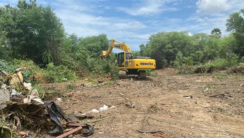 Imagem 1 - O objetivo da intervenção foi garantir a desobstrução do canal e melhorar a fluidez da água, evitando possíveis enchentes e alagamentos na região. A limpeza foi realizada de forma eficiente, contando com a participação de uma equipe especializada em manejo de resíduos sólidos. A prefeitura ressalta a importância de ações de limpeza e manutenção, que contribuem para a preservação do meio ambiente e para a qualidade de vida da população local. Imagem 1 - O objetivo da intervenção foi garantir a desobstrução do canal e melhorar a fluidez da água, evitando possíveis enchentes e alagamentos na região. A limpeza foi realizada de forma eficiente, contando com a participação de uma equipe especializada em manejo de resíduos sólidos. A prefeitura ressalta a importância de ações de limpeza e manutenção, que contribuem para a preservação do meio ambiente e para a qualidade de vida da população local.