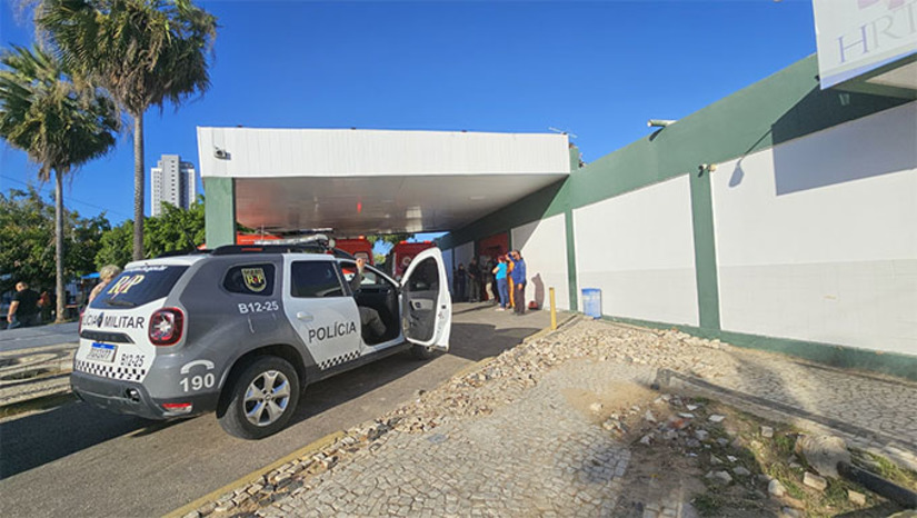 Imagem 1 - Os policiais tiveram que revidar a injusta agressão e um suspeito, que estavam numa casa usada como boca de fumo, restou baleado e socorrido para o Hospital Regional Tarcísio Maia. O nome do suspeito é Ream de Assis da Silva, de 22 anos, não resistiu aos ferimentos e morreu antes de receber socorro médico. O corpo foi removido para exames no ITEP. Imagem 1 - Os policiais tiveram que revidar a injusta agressão e um suspeito, que estavam numa casa usada como boca de fumo, restou baleado e socorrido para o Hospital Regional Tarcísio Maia. O nome do suspeito é Ream de Assis da Silva, de 22 anos, não resistiu aos ferimentos e morreu antes de receber socorro médico. O corpo foi removido para exames no ITEP.