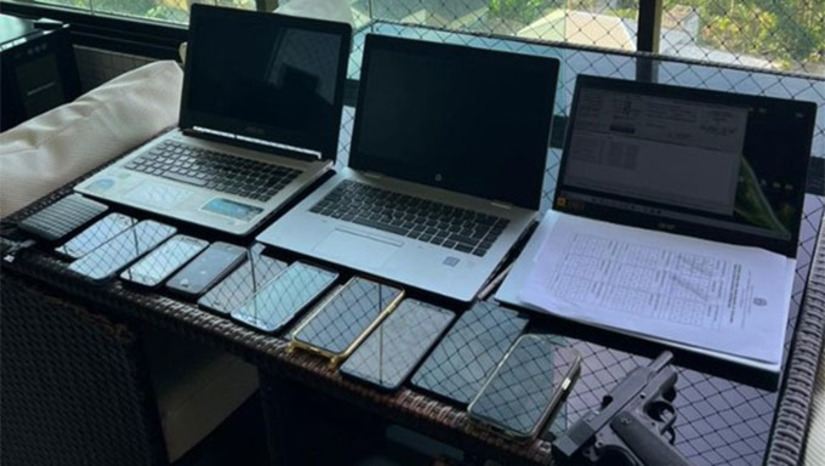 Imagem 1 - Após avaliar o material apreendido, a PF passou a suspeitar que os contatos entre Carlos Bolsonaro e Alexandre Ramagem eram feitos por meio de seus assessores. "Destaca-se que conforme se depreende da IPJ 183071/2024 que a comunicação entre os investigados del. Alexandre Ramagem e Carlos Bolsonaro se dá precipuamente por meio de seus respectivos assessores”, diz a PF no relatório. Nesta segunda, foram apreendidos computadores, celulares e outros documentos nos escritórios e casas do filho de Bolsonaro, Carlos Bolsonaro. Imagem 1 - Após avaliar o material apreendido, a PF passou a suspeitar que os contatos entre Carlos Bolsonaro e Alexandre Ramagem eram feitos por meio de seus assessores. "Destaca-se que conforme se depreende da IPJ 183071/2024 que a comunicação entre os investigados del. Alexandre Ramagem e Carlos Bolsonaro se dá precipuamente por meio de seus respectivos assessores”, diz a PF no relatório. Nesta segunda, foram apreendidos computadores, celulares e outros documentos nos escritórios e casas do filho de Bolsonaro, Carlos Bolsonaro.