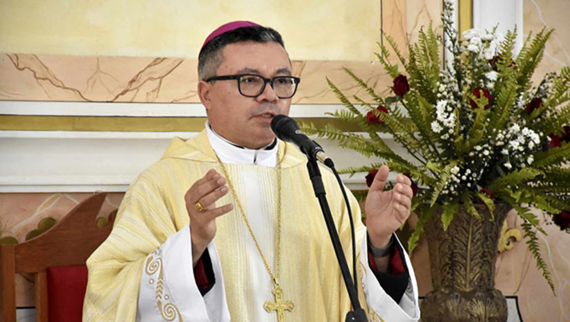 Imagem 1 - A programação começará no dia 16 de fevereiro com missa de despedida na cidade de Uiraúna, na Paraíba, e a acolhida na Paróquia de Luís Gomes, no Alto Oeste do RN. Luís Gomes é a primeira paróquia da Diocese de Mossoró a recepcionar o novo Bispo da Diocese de Mossoró. Depois será José da Penha, Pau dos Ferros, São Francisco do Oeste e Itaú. Dom Francisco de Sales Alencar Batista vai pernoitar em Apodi e no dia seguinte segue para ser recebido na Igreja de São João Batista, no bairro Dom Anos. Imagem 1 - A programação começará no dia 16 de fevereiro com missa de despedida na cidade de Uiraúna, na Paraíba, e a acolhida na Paróquia de Luís Gomes, no Alto Oeste do RN. Luís Gomes é a primeira paróquia da Diocese de Mossoró a recepcionar o novo Bispo da Diocese de Mossoró. Depois será José da Penha, Pau dos Ferros, São Francisco do Oeste e Itaú. Dom Francisco de Sales Alencar Batista vai pernoitar em Apodi e no dia seguinte segue para ser recebido na Igreja de São João Batista, no bairro Dom Anos.