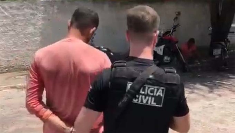 Imagem 1 - De acordo o delegado de Luiz Gomes, Hércules Freitas, a vítima, ex-companheira do suspeito, havia pedido medida protetiva de urgência. Apesar da medida concedida, o homem passou a descumpri-la de forma insistente, tendo ele ido até a residência da vítima por duas vezes, o que motivou o pedido de prisão. Após o pedido pela prisão preventiva ser atendido pela justiça, ele foi preso, ouvido e encaminhado para o sistema prisional, onde ficará à disposição da justiça. Imagem 1 - De acordo o delegado de Luiz Gomes, Hércules Freitas, a vítima, ex-companheira do suspeito, havia pedido medida protetiva de urgência. Apesar da medida concedida, o homem passou a descumpri-la de forma insistente, tendo ele ido até a residência da vítima por duas vezes, o que motivou o pedido de prisão. Após o pedido pela prisão preventiva ser atendido pela justiça, ele foi preso, ouvido e encaminhado para o sistema prisional, onde ficará à disposição da justiça.