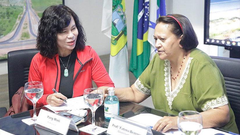 Imagem 1 - Através do Consórcio Nordeste, o Governo do Estado do Rio Grande do Norte firmou parceria com a Universidade Agrícola da China para mecanizar a produção da agricultura familiar. Além dos equipamentos, que já estão no campo de teste em Apodi, a professora Yang Minli disse: “Desejamos explorar novas formas de parceria, especialmente no campo tecnológico, permitindo o intercâmbio de ideias e estudantes”, disse. Imagem 1 - Através do Consórcio Nordeste, o Governo do Estado do Rio Grande do Norte firmou parceria com a Universidade Agrícola da China para mecanizar a produção da agricultura familiar. Além dos equipamentos, que já estão no campo de teste em Apodi, a professora Yang Minli disse: “Desejamos explorar novas formas de parceria, especialmente no campo tecnológico, permitindo o intercâmbio de ideias e estudantes”, disse.