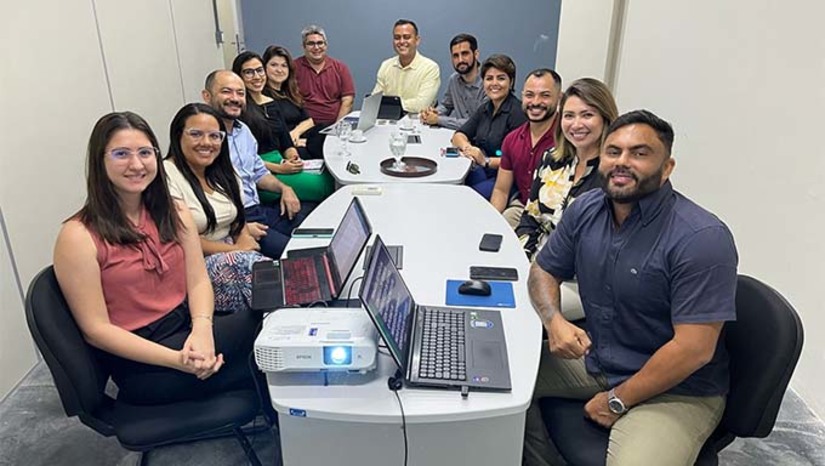 Imagem 1 -  O encontro entre técnicos do município e representantes dos clubes Potiguar e Baraúnas teve como finalidade avançar nas discussões acerca das demandas do novo estádio multiúso.   Para avançar e chegar à fase da elaboração do projeto é preciso entender as necessidades dos desportistas mossoroenses. Durante o encontro, foram apresentadas algumas sugestões quanto às estruturas essenciais para o novo equipamento esportivo. A ideia é que a nova arena esportiva possa atender, além do futebol, atividades físicas, esportivas, recreativas e de lazer. 