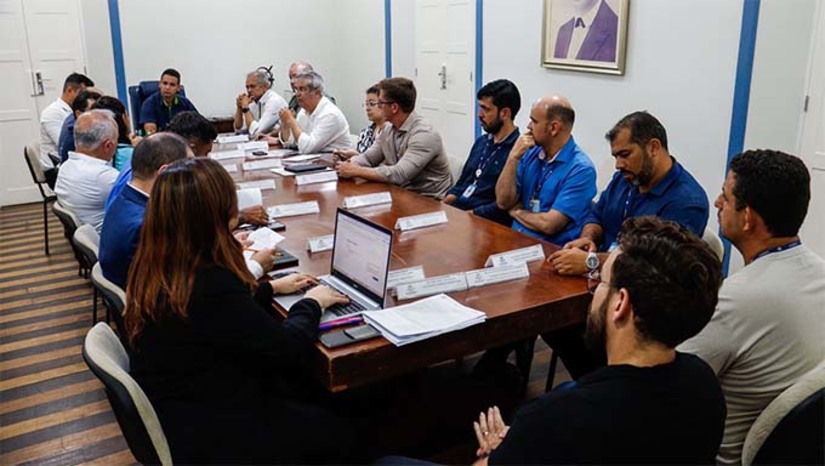Imagem 1 -  O diretor-presidente da Caern, Roberto Sérgio Linhares, e a equipe diretiva da empresa estatal, se reuniram com o prefeito de Mossoró Allyson Bezerra e apresentou ações práticas que estão sendo executadas como a recuperação de poços e a perfuração de novos poços. “No mês de março, no final de março, nós teremos uma realidade diferente de abastecimento em Mossoró, um avanço significativo para isso, com a continuidade da obra da adutora, que será a solução para o médio prazo, para abril, de 2025, quando Mossoró estará no melhor dos mundos em termos de abastecimento”, disse o diretor.