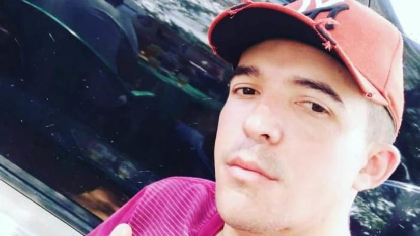 Imagem 1 -  O crime aconteceu por volta das 9h30 desta quinta-feira (1º). Antônio Lucas do Nascimento, que era preso de justiça, monitorado por tornozeleira eletrônica, estava trabalhando no manejo de castanha, quando foi surpreendido por, pelo menos, dois atiradores. Mesmo ferido, ele ainda chegou a correr, mas caiu mais a frente. De acordo com o delegado Gabriel Nápoli, que está à frente das investigações, após a vítima cair, os suspeitos foram até ela e efetuaram novos disparos. 