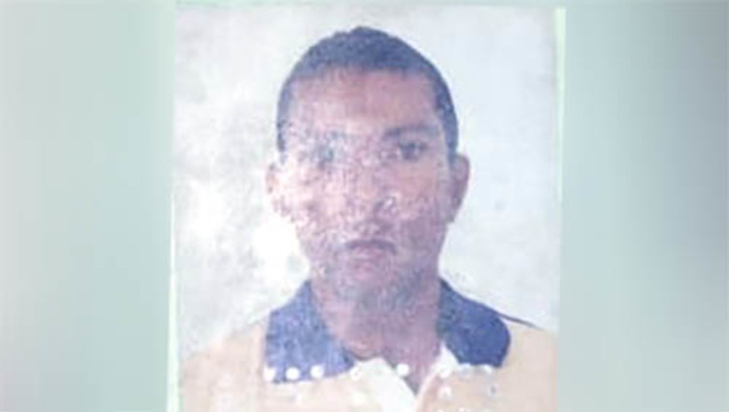 Imagem 1 - Homem é encontrado morto na zona rural de Caraúbas; suspeita é de choque elétrico. No corpo, havia documentos em nome de Klebervanio Gomes da Silva, de 42 anos. Ele foi encontrado por populares, por volta das 17h, na comunidade de Jacú. A polícia militar foi informada que ele havia saído de casa para cuidar de sua irrigação de verduras e não retornou. A polícia civil e o Itep foram acionados. Em contato com a perícia do Itep, a reportagem do MH foi informada que, a princípio, realmente se trata de um óbito por descarga elétrica, mas que somente após o fim do exame de necropsia a informação será confirmada efetivamente. Imagem 1 - Homem é encontrado morto na zona rural de Caraúbas; suspeita é de choque elétrico. No corpo, havia documentos em nome de Klebervanio Gomes da Silva, de 42 anos. Ele foi encontrado por populares, por volta das 17h, na comunidade de Jacú. A polícia militar foi informada que ele havia saído de casa para cuidar de sua irrigação de verduras e não retornou. A polícia civil e o Itep foram acionados. Em contato com a perícia do Itep, a reportagem do MH foi informada que, a princípio, realmente se trata de um óbito por descarga elétrica, mas que somente após o fim do exame de necropsia a informação será confirmada efetivamente.