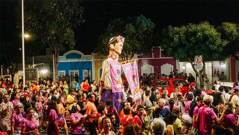 Imagem 1 -  O bloco Alô Frida promove este ano o primeiro encontro de bonecas e bonecos gigantes do carnaval mossoroense. As bonecas Maria Espaia Brasa do bairro Santo Antônio; Mamãe Dolores da Baixinha; a La Ursa LGBTI+ e também o Sapo da Lagoa do Mato; e até Paulo Freire do Sinte confirmaram presença.  O bloco saíra na quinta 08/02 a partir das 19h, no Boteco do China, na praça de convivência, e vai circular com a troça Pode Inté For, Cabocla de Jurema e finalizará com show da cantora Renata Falcão.