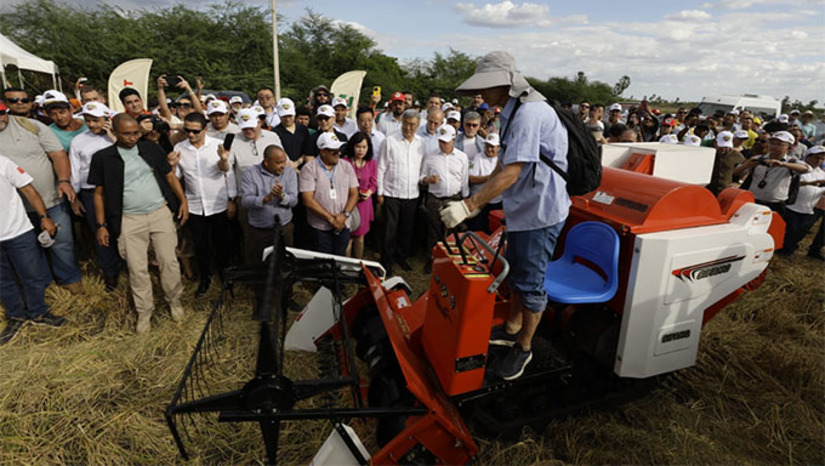 Imagem 1 - A governadora Fátima Bezerra, o ministro Paulo Teixeira e embaixador da China no Brasil, Zhu Qingqiao, além de uma comitiva de chineses, inaugurara nesta sexta-feira, 2, o Centro Centro de Testagem de Máquinas Agrícolas na região do Vale do Apodi-RN, resultado de uma parceria entre Governo do Rio Grande do Norte, Consórcio Nordeste, Universidade Agrícola da China (UAC), Instituto Internacional para Cooperação Popular (IAPC- BAOBAB) e indústrias chinesas. Ganha a agricultura famíliar e ganha a economia da região, pois a empresa que fabrica os tratores na China vai instalar montadora de tratores em Mossoró Imagem 1 - A governadora Fátima Bezerra, o ministro Paulo Teixeira e embaixador da China no Brasil, Zhu Qingqiao, além de uma comitiva de chineses, inaugurara nesta sexta-feira, 2, o Centro Centro de Testagem de Máquinas Agrícolas na região do Vale do Apodi-RN, resultado de uma parceria entre Governo do Rio Grande do Norte, Consórcio Nordeste, Universidade Agrícola da China (UAC), Instituto Internacional para Cooperação Popular (IAPC- BAOBAB) e indústrias chinesas. Ganha a agricultura famíliar e ganha a economia da região, pois a empresa que fabrica os tratores na China vai instalar montadora de tratores em Mossoró