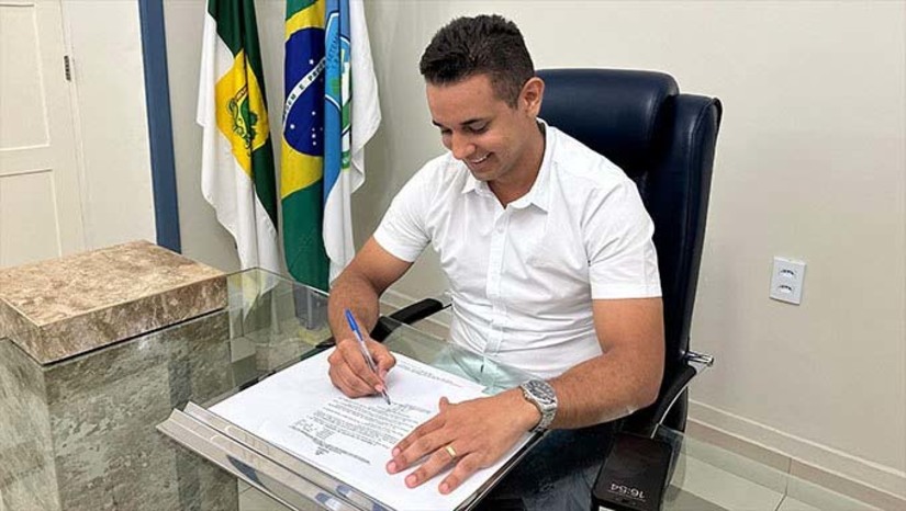 Imagem 1 - O projeto de Lei Complementar N. 1/2024, enviado nesta segunda- feira (05) pelo prefeito de Mossoró Allyson Bezerra, à Câmara Municipal busca um reajuste salarial para os professores da rede municipal de ensino de mais 3,62%, acumulando um total de 37,29% durante toda a sua gestão. “O nosso objetivo é transformar não apenas os salários, mas também as condições educacionais, elevando o padrão de ensino nas nossas escolas,” disse Allyson. Imagem 1 - O projeto de Lei Complementar N. 1/2024, enviado nesta segunda- feira (05) pelo prefeito de Mossoró Allyson Bezerra, à Câmara Municipal busca um reajuste salarial para os professores da rede municipal de ensino de mais 3,62%, acumulando um total de 37,29% durante toda a sua gestão. “O nosso objetivo é transformar não apenas os salários, mas também as condições educacionais, elevando o padrão de ensino nas nossas escolas,” disse Allyson.