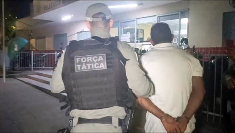 Imagem 1 - Procurado por crimes de feminicídio e homicídio é preso na zona rural de Mossoró. José Nazareno da Silva Lima, de 44 anos, conhecido como Careca, estava foragido desde abril de 2021, quando a justiça emitiu o mandado de prisão contra ele. O homem é acusado de ter matado a ex-companheira e uma segunda pessoa. Ele foi localizado pela polícia militar no domingo (4), no momento em que se deslocava até uma igreja evangélica, localizada no assentamento Frei Damião, zona rural de Mossoró. Segundo o Major Henrique, comandante do 2º BPM, Nazareno vinha utilizando nomes falsos para escapar da justiça. Imagem 1 - Procurado por crimes de feminicídio e homicídio é preso na zona rural de Mossoró. José Nazareno da Silva Lima, de 44 anos, conhecido como Careca, estava foragido desde abril de 2021, quando a justiça emitiu o mandado de prisão contra ele. O homem é acusado de ter matado a ex-companheira e uma segunda pessoa. Ele foi localizado pela polícia militar no domingo (4), no momento em que se deslocava até uma igreja evangélica, localizada no assentamento Frei Damião, zona rural de Mossoró. Segundo o Major Henrique, comandante do 2º BPM, Nazareno vinha utilizando nomes falsos para escapar da justiça.