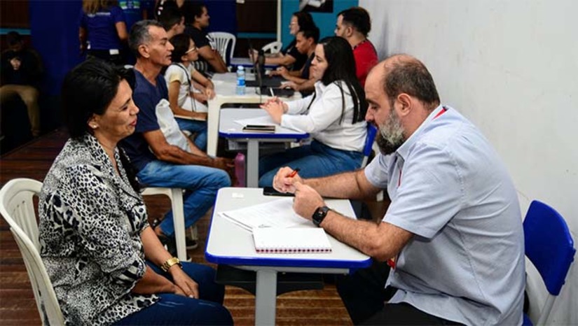 Imagem 1 - O feirão está ofertando mais de 800 vagas distribuídas pelo Painel de Empregos, AeC, Claro e Servir. O objetivo do Feirão da Empregabilidade é atender a população de Mossoró que está querendo uma oportunidade de inserção para entrar no mercado de trabalho, bem como àquelas pessoas que estão no mercado de trabalho, mas almejam outra oportunidade. “Pretendo sair daqui já empregada”, disse Thalita Kaylanne, moradora do bairro Bom Jardim. O 2º Feirão da Empregabilidade da prefeitura de Mossoró segue até às 16h na Estação das Artes. Imagem 1 - O feirão está ofertando mais de 800 vagas distribuídas pelo Painel de Empregos, AeC, Claro e Servir. O objetivo do Feirão da Empregabilidade é atender a população de Mossoró que está querendo uma oportunidade de inserção para entrar no mercado de trabalho, bem como àquelas pessoas que estão no mercado de trabalho, mas almejam outra oportunidade. “Pretendo sair daqui já empregada”, disse Thalita Kaylanne, moradora do bairro Bom Jardim. O 2º Feirão da Empregabilidade da prefeitura de Mossoró segue até às 16h na Estação das Artes.