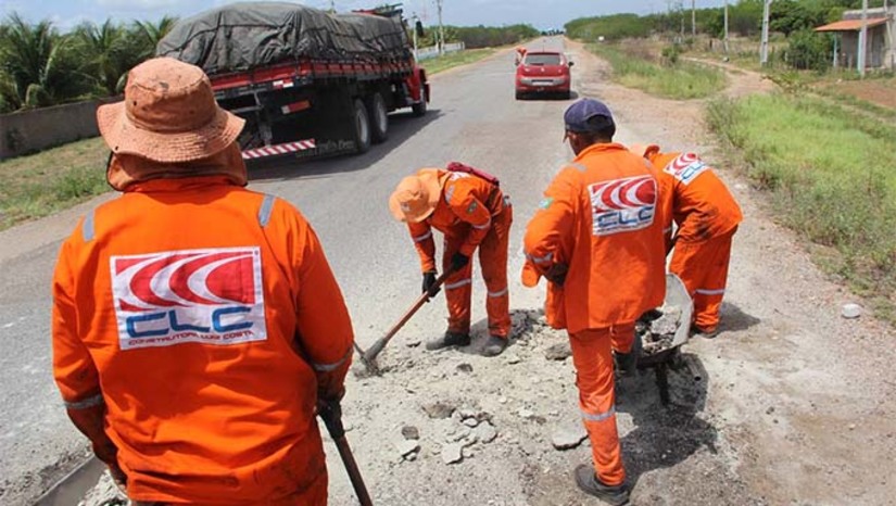 Imagem 1 -  O Departamento Estadual de Estradas e Rodagens do Rio Grande do Norte (DEER/RN) iniciou, nesta terça-feira (06), operação tapa-buraco em 18 quilômetros da RN-012. A ação vai da entrada de Grossos à localidade rural de Gangorra, divisa com o município de Tibau. Na manhã desta terça-feira a prefeita de Grossos Cinthia Sonale esteve na rodovia para acompanhar a operação. Segundo ela, trata-se de uma medida emergencial para atender às necessidades neste momento e afirmou que vai continuar cobrando o recapeamento total da RN-012.