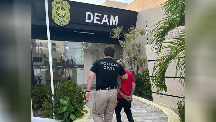 Imagem 1 - Flanelinha condenado por estuprar a irmã de criação é preso em Mossoró. O homem, de 40 anos, cujo nome será omitido para evitar exposição da vítima, foi condenado a uma pena de 10 anos pelo crime de estupro de vulnerável. O caso ocorreu em 2021, em uma residência localizada no bairro Belo Horizonte. Mesmo condenado, ele vinha respondendo em liberdade. Após esgotadas todas as possibilidades de defesa, a justiça emitiu o mandado de prisão definitiva, que foi cumprido pelas equipes da DEAM e da DPCA de Mossoró, nesta terça-feira (6). A prisão aconteceu no Centro da cidade, onde atua como flanelinha. Imagem 1 - Flanelinha condenado por estuprar a irmã de criação é preso em Mossoró. O homem, de 40 anos, cujo nome será omitido para evitar exposição da vítima, foi condenado a uma pena de 10 anos pelo crime de estupro de vulnerável. O caso ocorreu em 2021, em uma residência localizada no bairro Belo Horizonte. Mesmo condenado, ele vinha respondendo em liberdade. Após esgotadas todas as possibilidades de defesa, a justiça emitiu o mandado de prisão definitiva, que foi cumprido pelas equipes da DEAM e da DPCA de Mossoró, nesta terça-feira (6). A prisão aconteceu no Centro da cidade, onde atua como flanelinha.