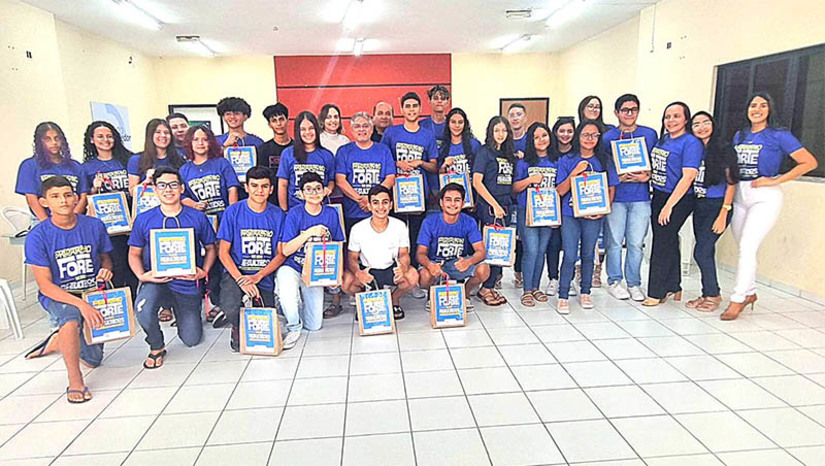 Imagem 1 -  Dr. Artur Vale recebe alunos do Cursinho Preparatório para o IFRN aprovados no Exame de Seleção 2024. O encontro aconteceu no Centro Administrativo e contou com a participação da secretaria municipal de Educação, Isabela Rodrigues; da Coordenadora do Cursinho, Lília Mara; dos vereadores Adonias Melo (Presidente da Câmara) e Maristela Cardoso; além de mães e pais dos aprovados. Na oportunidade, Dr. Artur Vale parabenizou os estudantes e todos que contribuem com a realização do Cursinho pelos resultados alcançados. O prefeito também fez a entrega de kits para os alunos.