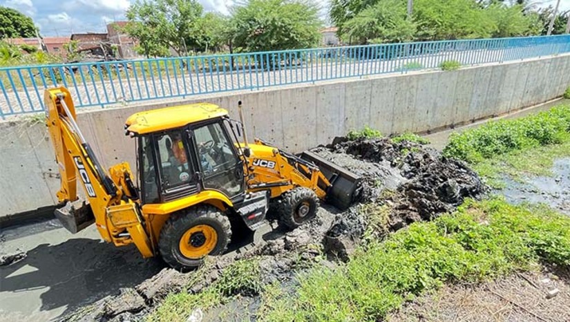 Imagem 1 - O mutirão consiste na retirada de lixo e entulhos que estejam obstruindo o fluxo da água, bem como na limpeza das margens do canal. Além disso, também são realizadas ações de conscientização junto à comunidade local, visando a preservação do meio ambiente e a manutenção do canal limpo. A iniciativa da Prefeitura é de extrema importância para garantir a segurança e o bem-estar dos moradores da região, além de contribuir para a preservação do ecossistema. Imagem 1 - O mutirão consiste na retirada de lixo e entulhos que estejam obstruindo o fluxo da água, bem como na limpeza das margens do canal. Além disso, também são realizadas ações de conscientização junto à comunidade local, visando a preservação do meio ambiente e a manutenção do canal limpo. A iniciativa da Prefeitura é de extrema importância para garantir a segurança e o bem-estar dos moradores da região, além de contribuir para a preservação do ecossistema.