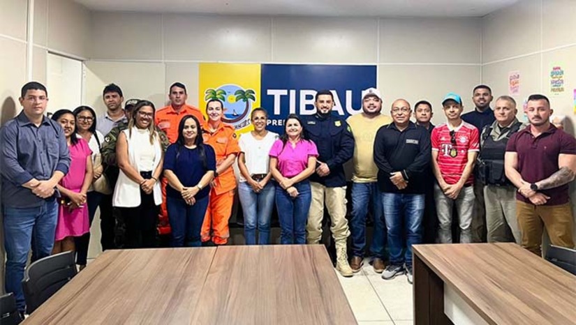 Imagem 1 -  A Prefeita Lidiane Marques esteve com representantes das instituições relacionadas à segurança, como conselheiros tutelares, bombeiros, polícia militar, polícia rodoviária federal e civil. O carnaval de Tibau contará com 60 policiais militares e seis viaturas, onze policiais da 2ª Companhia Independente de Policiamento Rodoviário de Mossoró, com policiamento por motocicletas e carros 4x4. Uma guarnição do corpo de Bombeiros para atuar nas praias e nos eventos de carnaval, a Polícia Civil fará suas operações em período diurno, com um delegado e o Conselho Tutelar de Tibau informou que sua equipe estará presente nos eventos de carnaval.