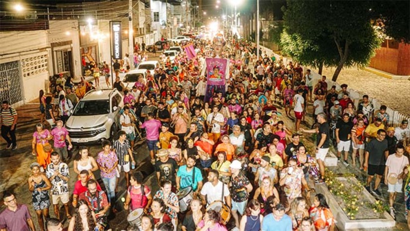 Imagem 1 -  Está é 10ª edição do Alô Frida que virou tradição, saindo sempre nas quintas feiras que antecedem o carnaval. Além de realizar o primeiro encontro de bonecas e bonecos gigantes do carnaval mossoroense, a troça de frevo será maior. A concentração será no Boteco do China, na praça de convivência, a partir das 19h, e vai circular com a troça Pode Inté For, Cabocla de Jurema, finalizando com show da cantora Renata Falcão.