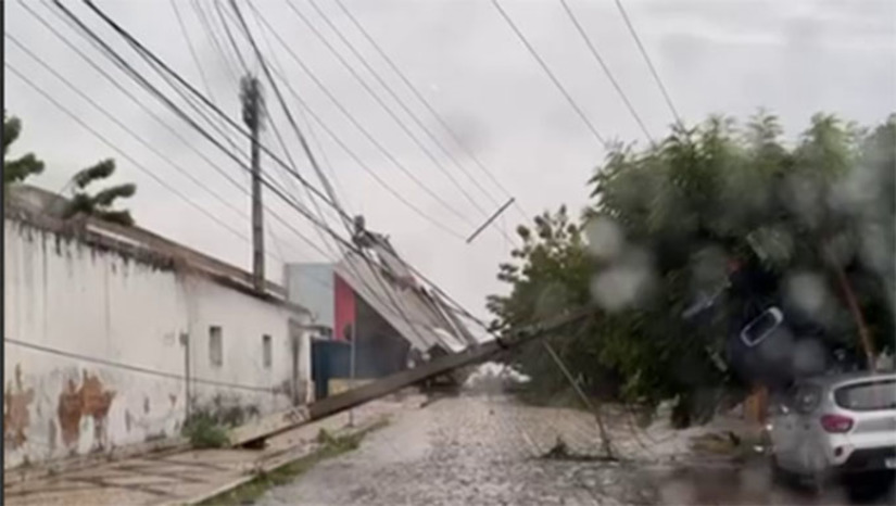 Imagem 1 -  Além de derrubar postes e arvores na redes elétrica, o vento forte com chuva arrancou a placa do Assai Atacarejo, na região dos Abolições, as tendas do estacionamento do Partage Shopping, o teto do Estádio Nogueirão no bairro Nova Betância, também de um posto de combustível na região do Grande Alto São Manoel. Na reportagem, o meteorologista Alciomar Araújo Lopes explica o que ocasionou a chuva com a rajada de vento.
